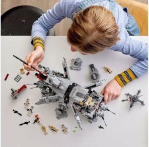 LEGO Star Wars Walker AT-TE 75337 con gambe snodabili e minifigure 