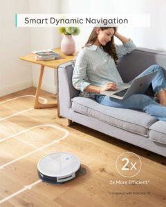 eufy RoboVac G10 Hybrid in azione su un pavimento in legno