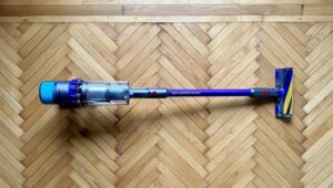 Dyson Gen5detect aspirapolvere senza fili con filtro HEPA, colore blu notte/rame, in funzione su pavimento