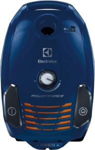 Aspirapolvere Electrolux EPF62IS a traino con sacco, filtro lavabile e motore da 700 W, modello Iris Sky, in azione su pavimento