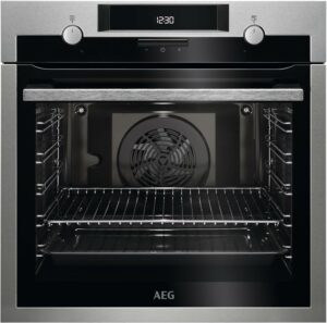 Immagine del forno da incasso AEG Serie 6000 con design in acciaio inox e capacità di 72 litri  