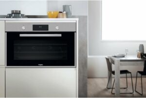 Forno elettrico ventilato 90 cm con grill e classe energetica A, ideale per cucine moderne.