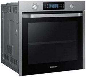 Forno SAMSUNG NV75K5571RS con funzione Dual Cook e pirolisi, ideale per cucinare due piatti contemporaneamente.