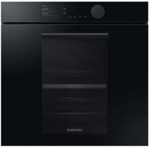 Forno da incasso Samsung NV75T8879RK/ET con una capacità di 75 litri e classe energetica A+, perfetto per cucinare più piatti contemporaneamente grazie alla funzione Dual Cook.