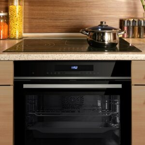 Forno da incasso EB8019EDP e piano cottura elettrico KK7705RL con pirolisi, funzione pizza e cassetti telescopici.