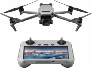 DJI Mavic 3 Classico in volo con fotocamera Hasselblad e trasmissione a lunga distanza