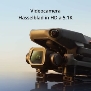 DJI Mavic 3 Classico in volo con fotocamera Hasselblad e trasmissione a lunga distanza