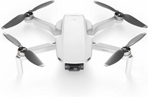 DJI Mavic Mini Combo Drone in volo, ultraleggero e compatto con gimbal a 3 assi e riprese HD 2.7K  