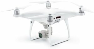 DJI Phantom 4 Pro in volo con fotocamera di alta qualità  