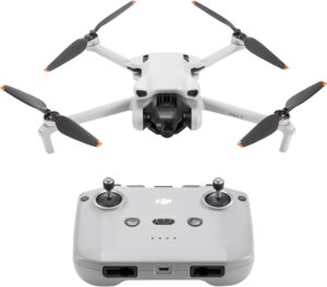 DJI Mini 3 in volo con fotocamera 4K HDR, compatto e pieghevole, perfetto per riprese verticali e video di alta qualità.  