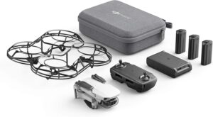 DJI Mavic Mini Fly More Combo in volo con fotocamera 2.7K, kit completo con batterie aggiuntive e accessori