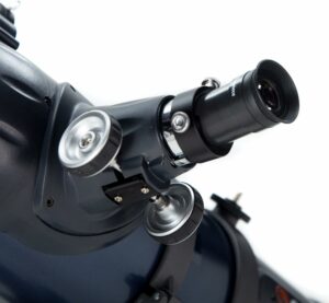 Telescopio Celestron AstroMaster 114EQ, perfetto per osservare il cielo con qualità e precisione.