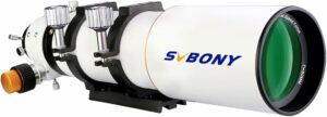 Svbony SV503 Telescopio Rifrattore posizionato contro uno sfondo stellato, evidenziando la sua struttura e lenti