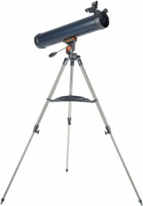 Telescopio Celestron LT 76AZ Astromaster nero puntato verso le stelle