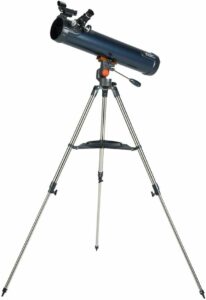 Telescopio Celestron LT 76AZ Astromaster nero puntato verso le stelle