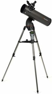 Immagine di un telescopio Celestron NexStar SLT 130 puntato verso le stelle