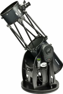 Telescopio Dobson SkyQuest XX12g con tecnologia GoTo contro cielo stellato