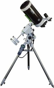 Immagine di un telescopio Skywatcher Maksutov MC 180/2700 contro uno sfondo stellato