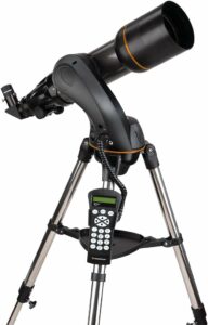 Telescopio Celestron NexStar SLT 102 puntato verso un cielo stellato