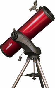 Telescopio SkyWatcher Star Discovery puntato verso il cielo stellato