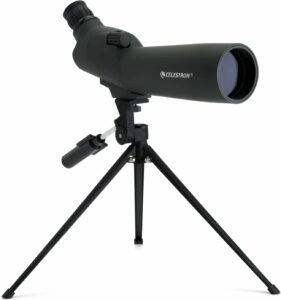 Telescopio Celestron rifrattore angolato da 60 mm contro cielo stellato