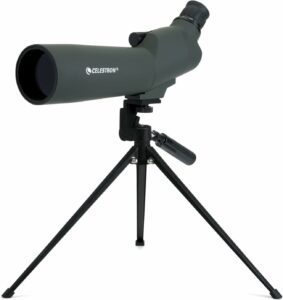 Telescopio Celestron rifrattore angolato da 60 mm contro cielo stellato