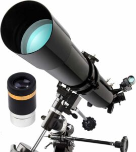 Telescopio astronomico da 900 mm puntato verso il cielo stellato