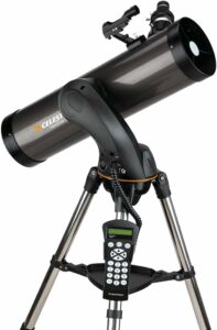 Celestron Nexstar 130 SLT montato su treppiede sotto le stelle