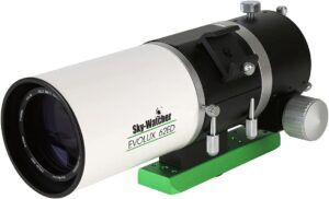 Telescopio Sky Watcher Evolux 62ED puntato verso le stelle