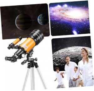 Bambino che utilizza il telescopio astronomico KONTONTY all'aperto