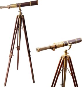 Telescopio vintage in ottone su treppiede in legno con dettagli in vetro