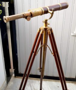 Telescopio vintage in ottone su treppiede in legno con dettagli in vetro