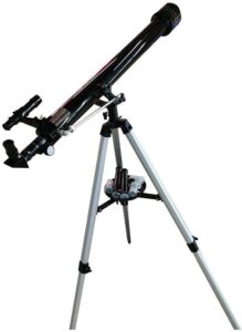 Telescopio Ultra HD con treppiede puntato verso il cielo stellato