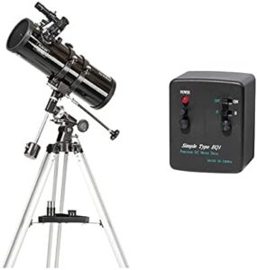 Telescopio Skywatcher SkyHawk 114/1000 EQ1 montato su treppiede contro un cielo stellato