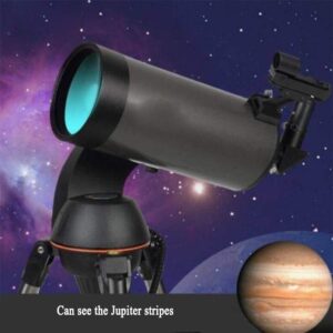 Telescopio astronomico professionale con treppiede in un campo stellato