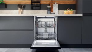 Lavastoviglie Hotpoint HB 4010 B incasso, frontalino nero, 13 coperti, classe energetica F  