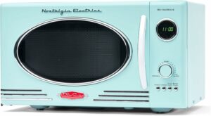 Microonde retro Nostalgia Aqua con potenza 800 Watt e capacità 25,4L, 12 impostazioni di cottura preimpostate, orologio digitale, classe energetica A+, elettrodomestico ideale per una cucina elegante e funzionale.  