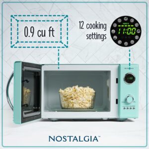 Microonde retro Nostalgia Aqua con potenza 800 Watt e capacità 25,4L, 12 impostazioni di cottura preimpostate, orologio digitale, classe energetica A+, elettrodomestico ideale per una cucina elegante e funzionale.  