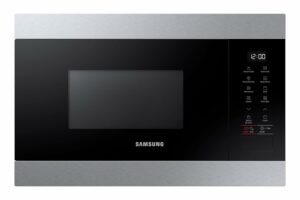 Microondas Samsung MG22M8274CT integrado con grill, capacidad de 22 litros, 1300W, diseño en negro y acero inoxidable.  