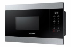 Microondas Samsung MG22M8274CT integrado con grill, capacidad de 22 litros, 1300W, diseño en negro y acero inoxidable.  