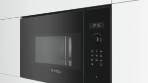 Microonde Bosch BFL554MB0 900W con design elegante e funzionalità avanzate