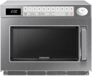 Immagine del Samsung Commercial Microwave Digital - 1500 watt in cucina professionale, con design compatto e funzionalità avanzate.