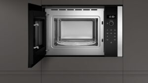 Forno a microonde Neff HLAWD53N0 da incasso, in acciaio inox e nero, con capacità di 25 litri e potenza di 900 W.