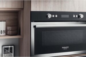 Forno microonde Hotpoint MD 664 IX HA in metallo nero con capacità di 31 litri e potenza di 1000W, ideale per ogni cucina moderna.