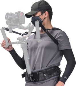 Immagine del Tilta Gimbal Support Vest indossato durante una ripresa video con gimbal DJI RS 2