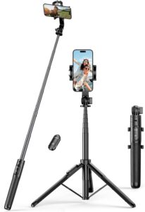 UGREEN Bluetooth Selfie Stick Treppiede 3 in 1, perfetto per scattare selfie e fare video stabilizzati con iPhone e smartphone Android, completo di telecomando wireless.