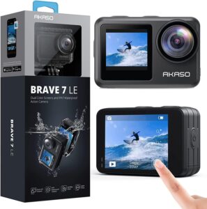 AKASO Brave 7 LE Action Cam 4K con doppio schermo e stabilizzazione EIS 2.0, ideale per sport acquatici e avventure all'aperto.