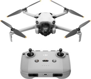 DJI Mini 4 Pro in volo, con fotocamera 4K HDR e design pieghevole, perfetto per adulti