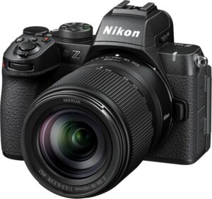 Nikon Z50II mirrorless con obiettivo NIKKOR Z DX e dettagli di alta qualità