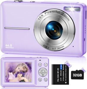 Bambino che utilizza una fotocamera digitale viola 44MP